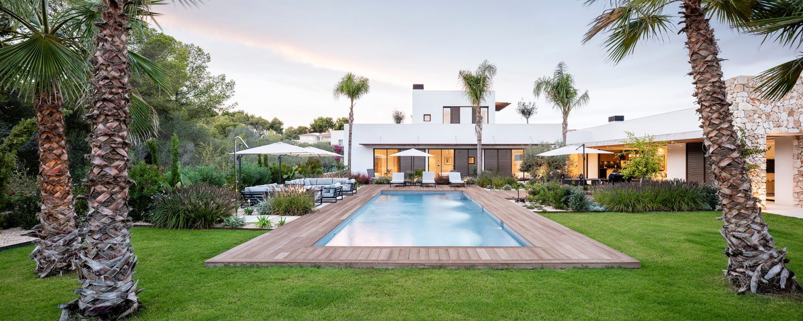 View of the garden with pool and interior facade of the Sol de Mallorca house