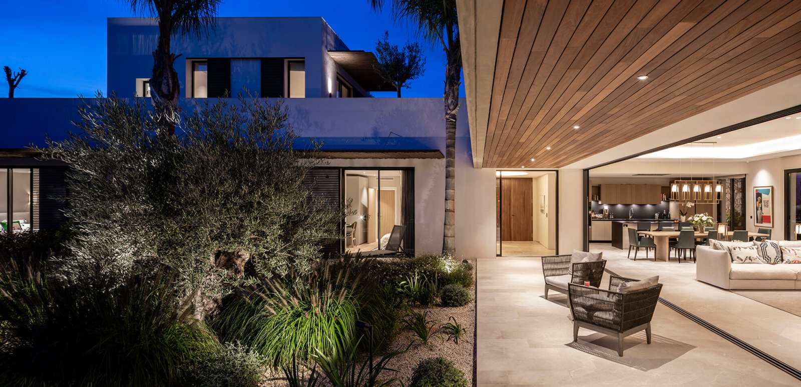 Indoor garden area with chill-out and access to the kitchen and living room of the Sol de Mallorca house