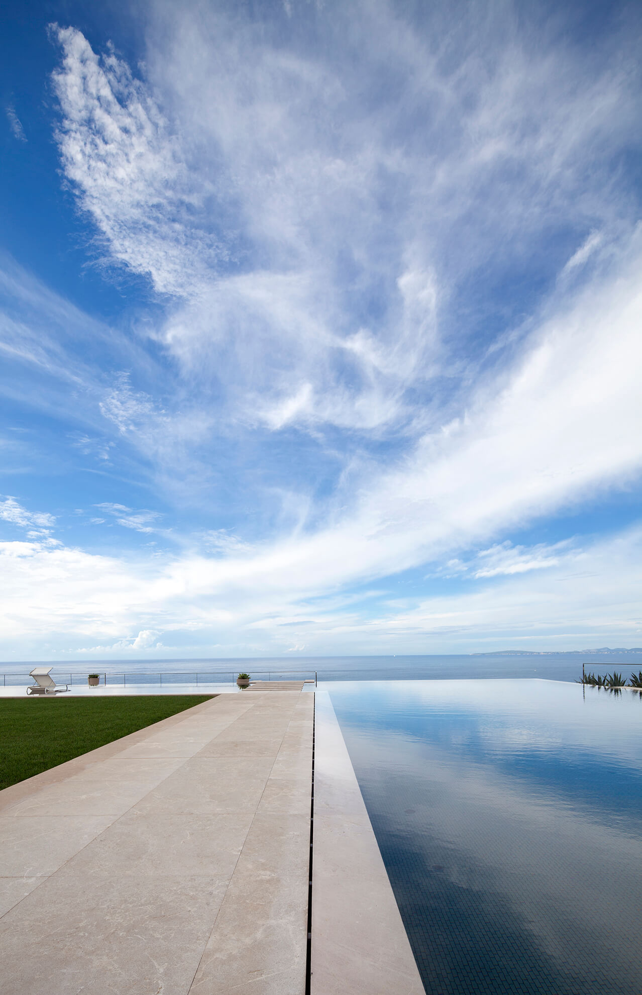 Detail view of the infinity pool facing the sea