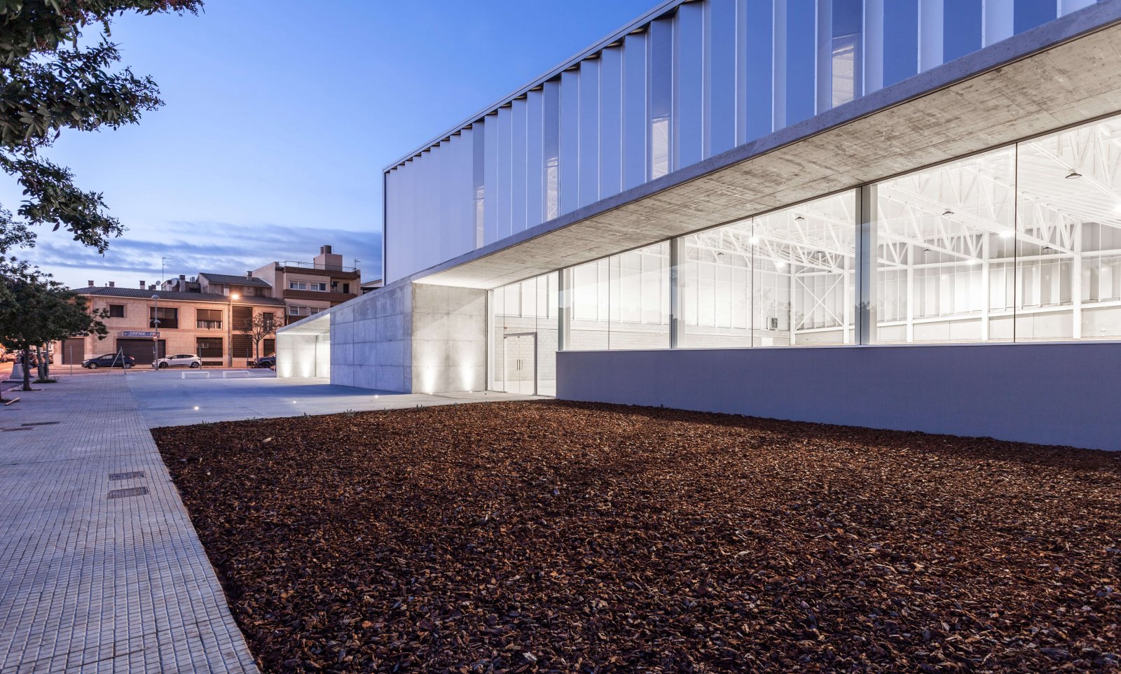 View of the facade facing the pavilion's street