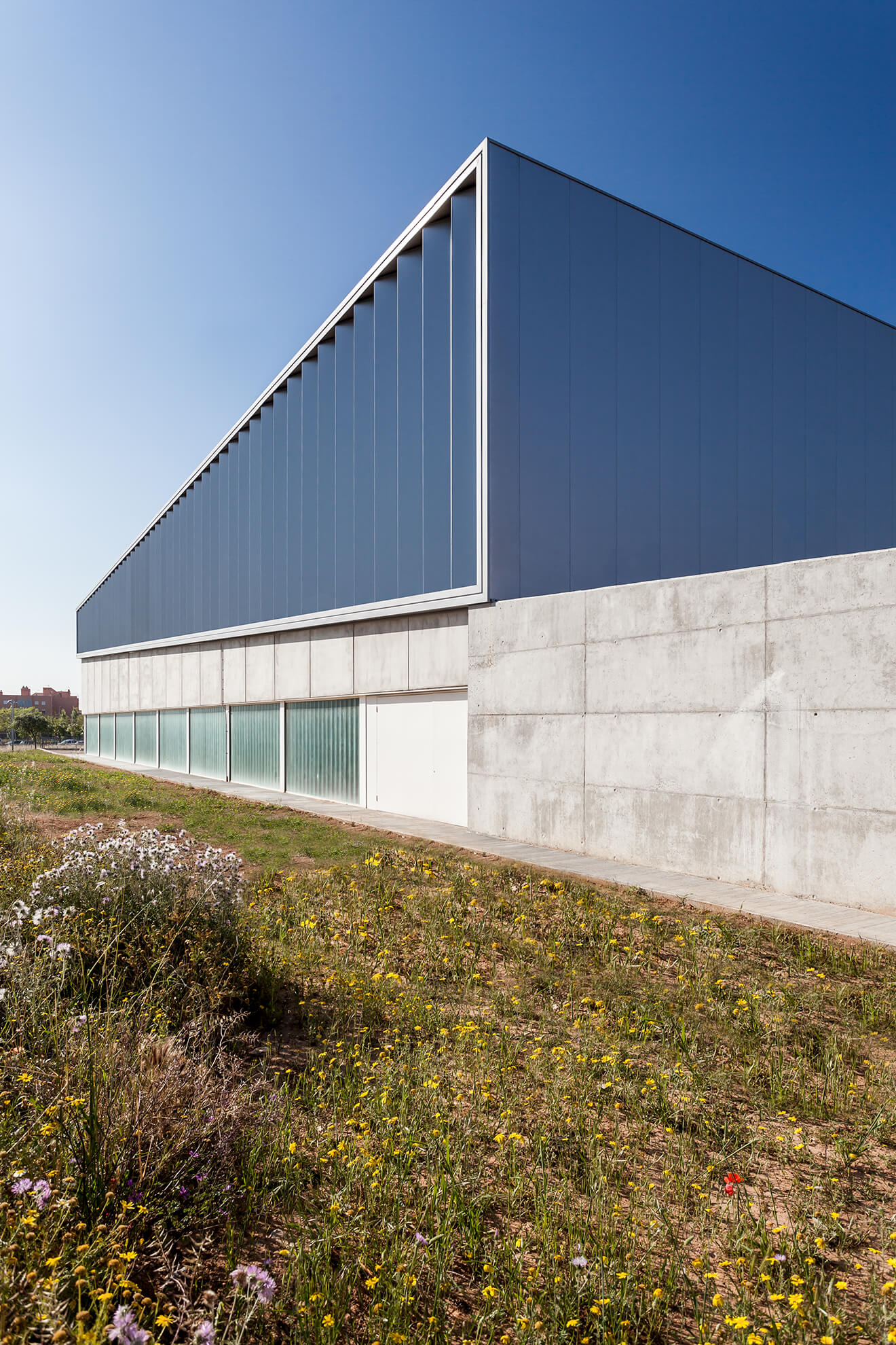 View of the facade facing the interior with a garden